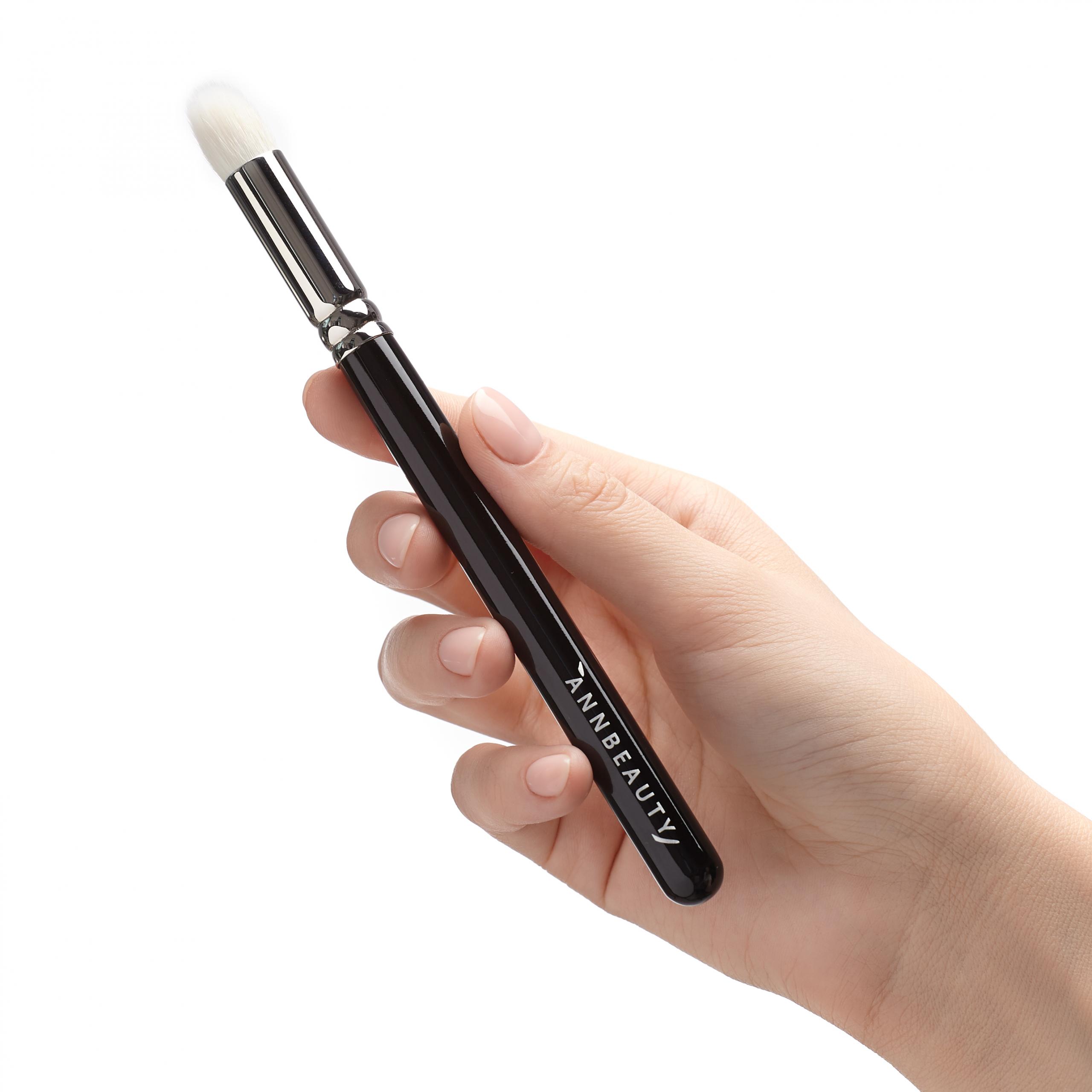 Кисть для проработки пор Annbeauty A6 в руке